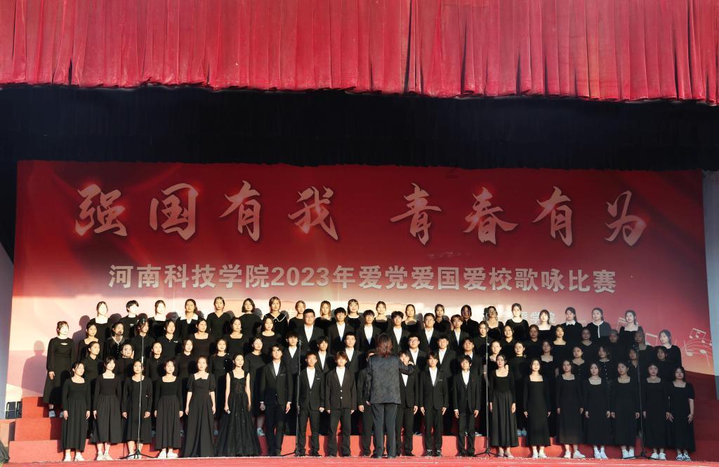 一个长方形菜地长32米宽比长短八米求这块菜地的面积在菜地四周围一圈围栏求围